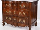 une image représentant une commode en bois ornée de motifs dorés