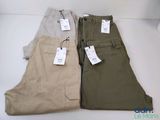 trois paires de pantalons chino pour homme, encore étiquetés