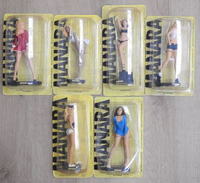 plusieurs figurines en plastique représentant une femme en chemise bleue et une femme en chemise rouge