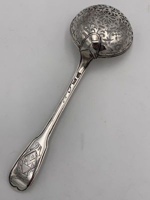 Cuillère à sucre en argent, modèle à filets armorié. Poinçon…