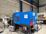 une machine bleue qui se trouve dans un bâtiment