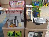 de nombreux cartons empilés sur le sol
