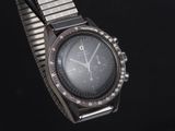 gros plan d'une montre sur fond noir