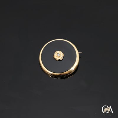 une image d'une bague en or avec une pierre noire au centre