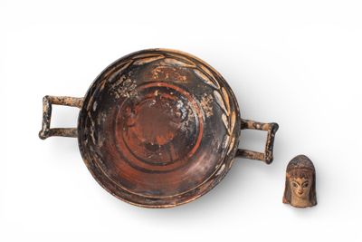 Collection DE Kylix Grecs À GlaÇUre Noire ET TÊTE EN Terre C…