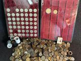 un lot de pièces de monnaie posées sur une table