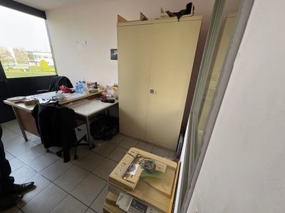 2ème et 3ème bureau du 1er étage : 2 armoires, 2 bureaux, 2 …