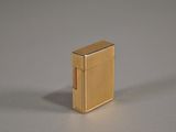 un briquet en or posé sur une table