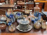 de nombreux types de vases et d'assiettes sur la table