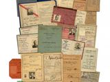 une image représentant une pile de vieux papiers sur lesquels se trouvent de vieux documents