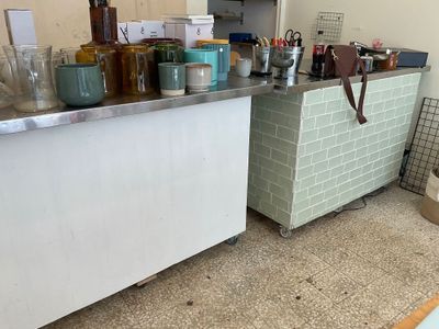 un comptoir sur lequel sont posés tout un tas d'objets