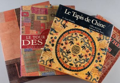 trois livres posés l'un sur l'autre sur une table