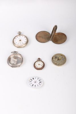 plusieurs types de montres de poche sur une surface blanche