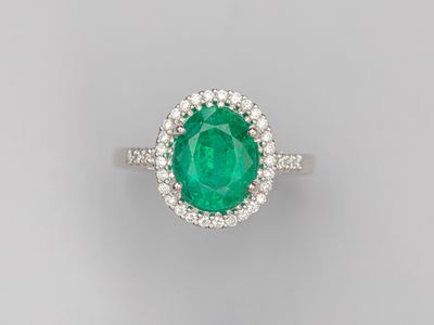 Bague en or gris 750°/°° (18K), sertie d'une émeraude taille… - Photo 1