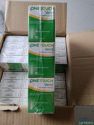 Plusieurs cartons de téléphones One Touch Vero sont empilés les uns sur les autres