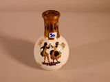un petit vase sur lequel est représenté un homme et une femme