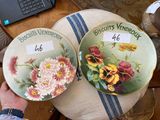 deux assiettes ornées de fleurs posées sur une table