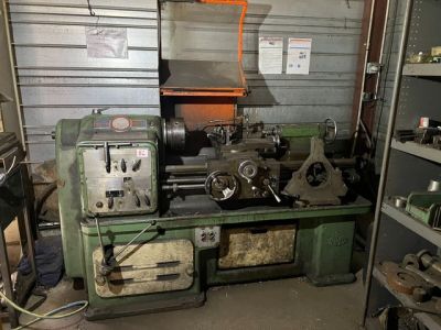 a machine that is sitting inside of a garage
