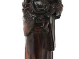 statue d'une femme tenant un bébé dans ses bras