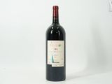 une bouteille de vin posée sur une table