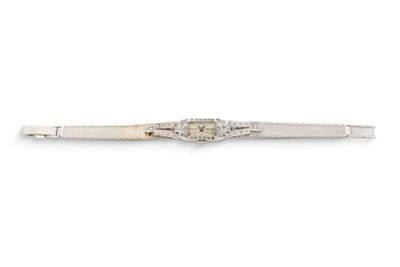 un bracelet en or blanc et diamants muni d'un fermoir