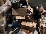 de nombreuses caisses de bière et des canettes par terre