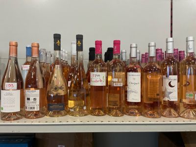des bouteilles de vin sont alignées sur une étagère dans un magasin