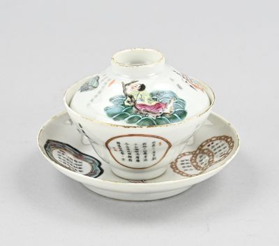 une petite tasse et une soucoupe, avec un couvercle posé sur la soucoupe
