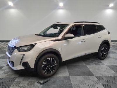 un 4x4 blanc garé dans une pièce au sol en damier