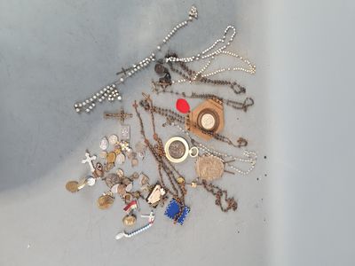 beaucoup de colliers qui traînent par terre