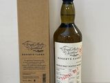 une image d'une bouteille de whisky à côté d'une boîte en carton