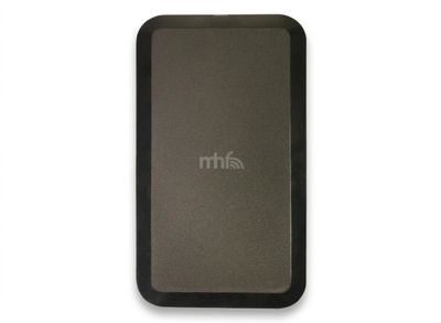 gros plan d'un téléphone portable sur une surface blanche