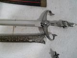 deux épées posées sur une table