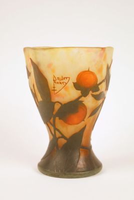 un vase sur lequel figure l'image d'un oiseau