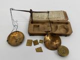 une petite balance à pendule et quelques autres objets