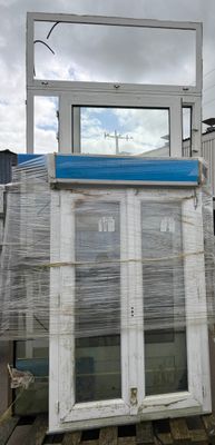 a large window sitting on top of a pallet in a yard
