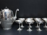 service à thé en métal plaqué argent, composé de six tasses et d'une théière