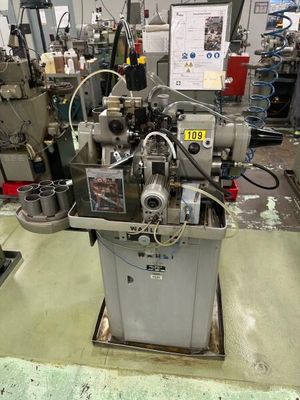 une machine posée sur une table dans une pièce