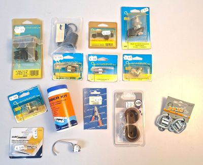Lot d'articles de quincaillerie : raccords, prise et fiches,…
