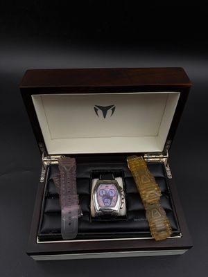 une boîte contenant une montre et deux autres montres