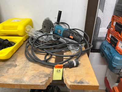 une table sur laquelle sont posés plusieurs outils