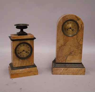 DEUX PENDULES En bronze et marbre jaune de Sienne Fin du XIX…