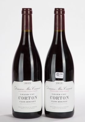 deux bouteilles de vin rouge posées l'une à côté de l'autre sur une surface blanche