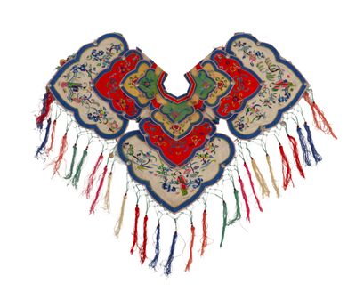 une image représentant un foulard brodé aux couleurs vives, orné de pompons, sur fond blanc
