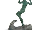 statue d'une femme sur une vague, sur fond blanc