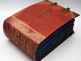 un vieux livre sur lequel est posée une croix