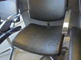une chaise noire et une chaise noire dans une pièce