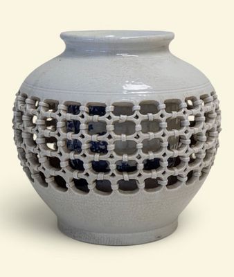 un vase blanc orné d'un motif en treillis