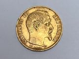 gros plan d'une pièce d'or sur laquelle figure le visage d'un homme