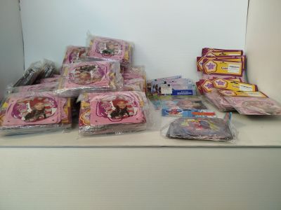 de nombreux sacs remplis de jouets posés sur le comptoir dans la pièce